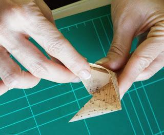 Paso 6.- Ten cuidado de que ambas puntas queden bien metidas dentro del bolsillo Paso 6.- Ten cuidado de que ambas puntas queden bien metidas dentro del bolsillo