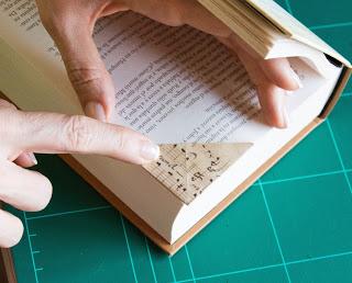 Paso 7.- Sólo tienes que colocar el triángulo en la esquina superior de la página que quieres marcar Paso 7.- Sólo tienes que colocar el triángulo en la esquina superior de la página que quieres marcar