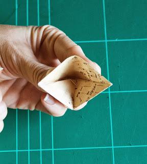 Paso 7.- Habrás conseguido un triángulo con una especie de bolsillo interior Paso 7.- Habrás conseguido un triángulo con una especie de bolsillo interior