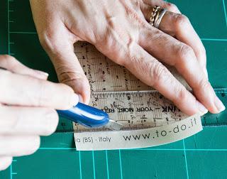 Paso 1.- Cortar el cuadrado con un cúter o unas tijeras Paso 1.- Cortar el cuadrado con un cúter o unas tijeras