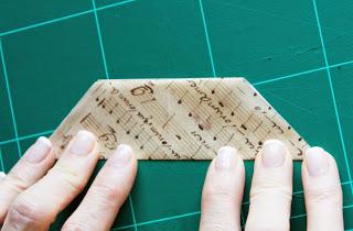 Paso 4.- Dobla la figura resultante a la mitad, pero hazlo a lo largo Paso 4.- Dobla la figura resultante a la mitad, pero hazlo a lo largo