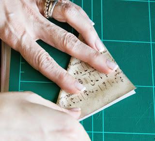 Paso 2.- Dobla el cuadrado en las dos diagonales Paso 2.- Dobla el cuadrado en las dos diagonales