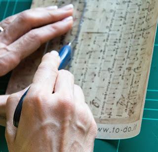 Paso 1.- Cortar el cuadrado con un cúter o unas tijeras Paso 1.- Cortar el cuadrado con un cúter o unas tijeras