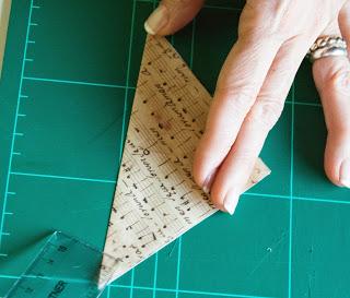 Paso 2.- Repasa el doblez ayudándote de una regla o el canto de unas tijeras Paso 2.- Repasa el doblez ayudándote de una regla o el canto de unas tijeras