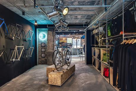 Factory Five Jing'an, una boutique, taller de bicicletas y cafetería al más puro estilo urbano