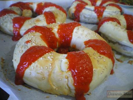 Beyti kebab ( Medio horneado con tiras de salsa de tomate) Beyti kebab ( Medio horneado con tiras de salsa de tomate)