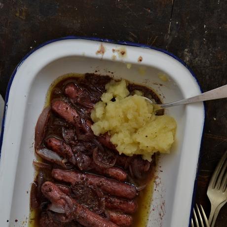 SALCHICHAS ASADAS CON VINO TINTO Y MOSTAZA