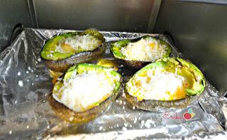 Aguacates horneados con queso Mozzarella Aguacates horneados con queso Mozzarella