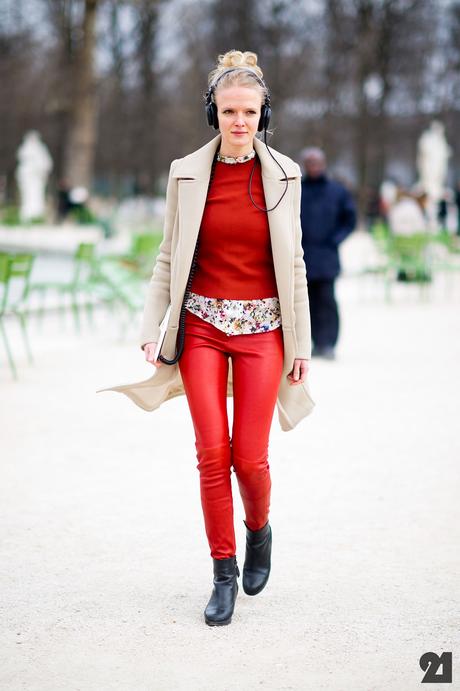 street-style-fashion-week-red-on-red-total-look-blonde
