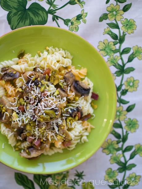 Pasta con champiñones, pistachos y jamón serrano