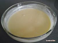 Mousse de chocolate blanco con fondo de coulis de nísperos Mousse de chocolate blanco con fondo de coulis de nísperos