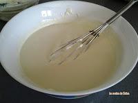 Mousse de chocolate blanco con fondo de coulis de nísperos Mousse de chocolate blanco con fondo de coulis de nísperos