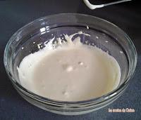 Mousse de chocolate blanco con fondo de coulis de nísperos Mousse de chocolate blanco con fondo de coulis de nísperos