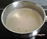 Mousse de chocolate blanco con fondo de coulis de nísperos Mousse de chocolate blanco con fondo de coulis de nísperos