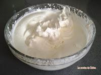 Mousse de chocolate blanco con fondo de coulis de nísperos Mousse de chocolate blanco con fondo de coulis de nísperos