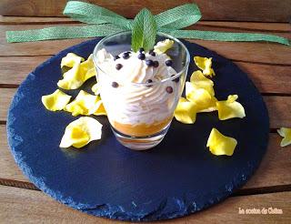 Mousse de chocolate blanco con fondo de coulis de nísperos Mousse de chocolate blanco con fondo de coulis de nísperos