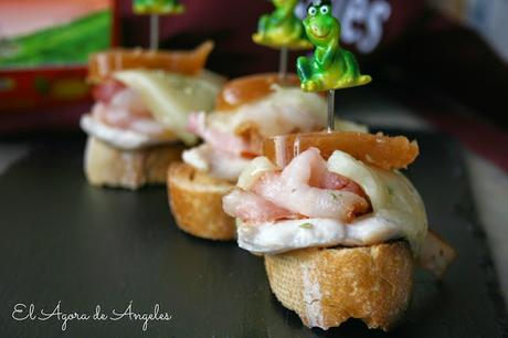 Tosta de pollo , bacon,queso y membrillo El Ágora de Ángeles tosta de pollo y bacon, queso y membrillo