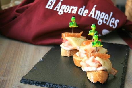 Tosta de pollo, bacon, queso y membrillo El Ágora de Ángeles tosta de pollo y bacon ,queso y membrillo