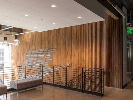 Nike, sorprendente diseño en pared de relieve con tablillas de madera