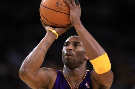 Kobe Bryant se retirará al concluir la temporada 2015-2016 Los Angeles Lakers v Golden State Warriors