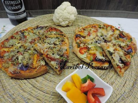 Pizza de masa integral con verduras. Pizza de masa integral con verduras.