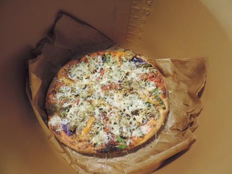 Pizza de masa integral con verduras. Pizza de masa integral con verduras.