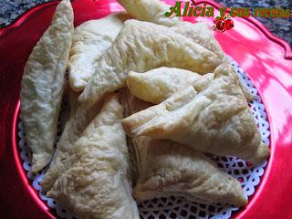 TRIÁNGULOS DE CHOCOLATE BLANCO Y NUEZ