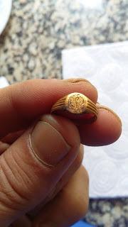 anillo de oro y otros hallazgos