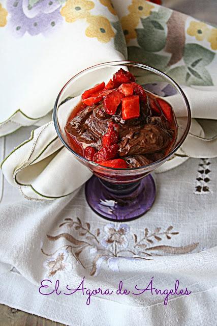 Copa de fresas con crema de chocolate y yogur El Ágora de Ángeles Copa de fresas ,yogur, chocolate