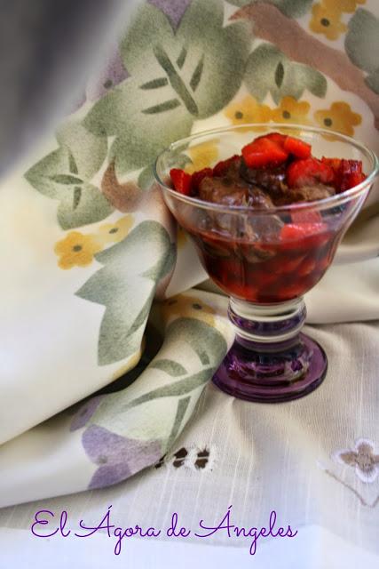 Copa de fresas con crema de chocolate y yogur El Ágora de Ángeles copa de fresas, chocolate, yogur