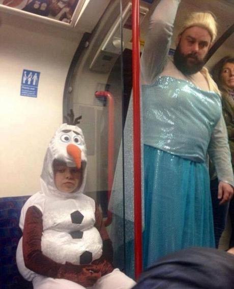 Padre e hija disfrazados de personajes de Frozen 