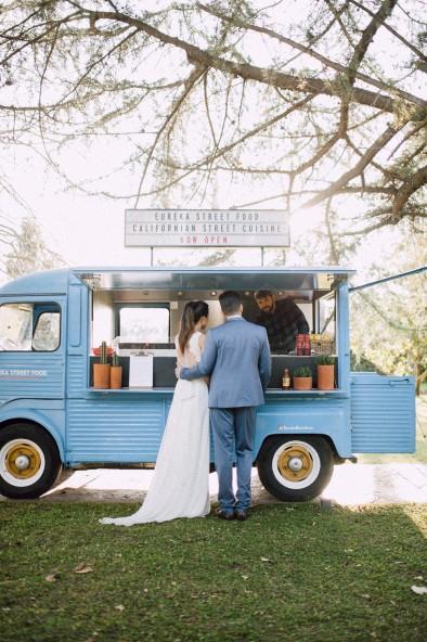 Haz de tu boda una foodtruck wedding! caravana vintage comida www.bodasdecuento.com