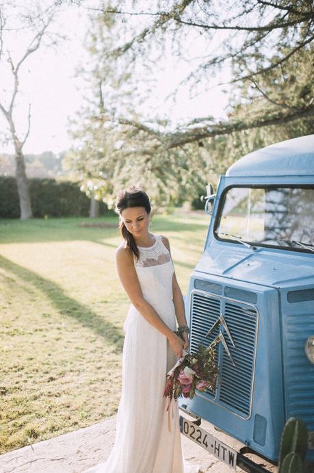 Haz de tu boda una foodtruck wedding! novia furgoneta vintage www.bodasdecuento.com