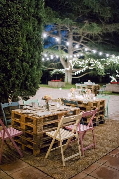 Haz de tu boda una foodtruck wedding! sillas de colores bodas www.bodasdecuento,com