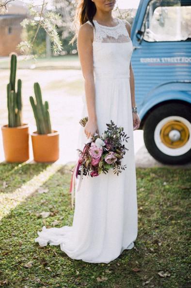 Haz de tu boda una foodtruck wedding! ramo de novia con cintas www.bodasdecuento.com