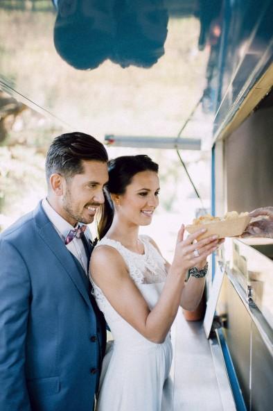 Haz de tu boda una foodtruck wedding! novios food truck www.bodasdecuento.com