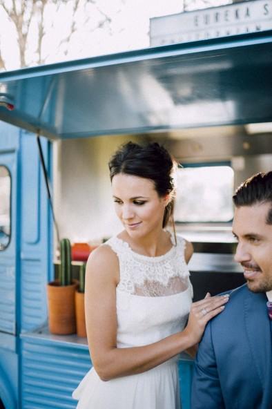 Haz de tu boda una foodtruck wedding! novia caravana vintage www.bodasdecuento.com