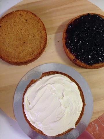 Tarta kimmidoll con modelado y papel de azucar de chocolate blanco yarándanos Tarta kimmidoll con modelado y papel de azucar de chocolate blanco yarándanos