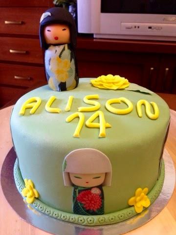 Tarta kimmidoll con modelado y papel de azucar de chocolate blanco yarándanos Tarta kimmidoll con modelado y papel de azucar de chocolate blanco yarándanos