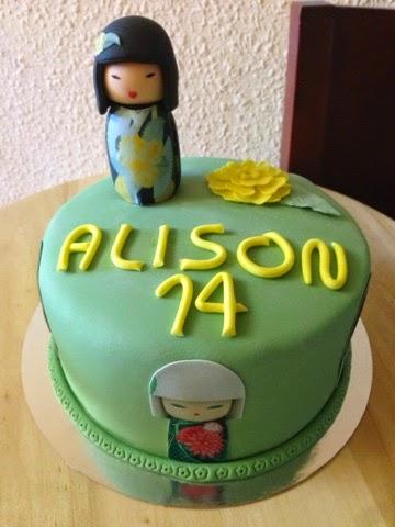 Tarta kimmidoll con modelado y papel de azucar de chocolate blanco yarándanos Tarta kimmidoll con modelado y papel de azucar de chocolate blanco yarándanos