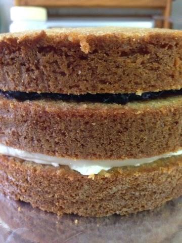 Tarta kimmidoll con modelado y papel de azucar de chocolate blanco yarándanos Tarta kimmidoll con modelado y papel de azucar de chocolate blanco yarándanos