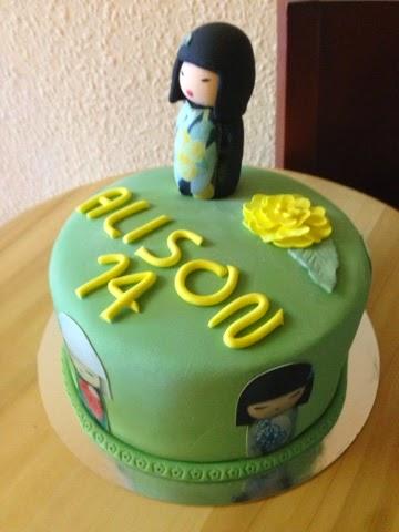 Tarta kimmidoll con modelado y papel de azucar de chocolate blanco yarándanos Tarta kimmidoll con modelado y papel de azucar de chocolate blanco yarándanos