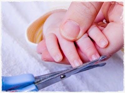 Cómo cortar las uñas a un bebé
