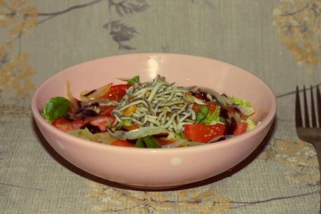 ENSALADA TEMPLADA DE GULAS & COSTILLA DE CERDO ESPECIADA ENSALADA TEMPLADA DE GULAS & COSTILLA DE CERDO ESPECIADA