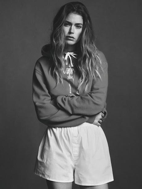 Doutzen Kroes luce looks casual para Twin Magazine