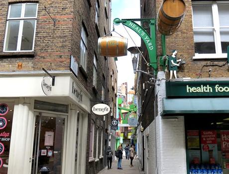 Entrada al callejón Neal's Yard en Londres