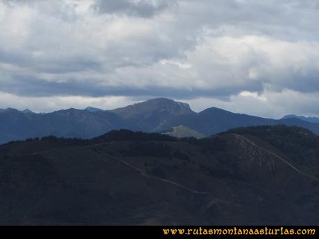 Ruta Torazo, Pico Incos: Indice Vista de la Xamoca desde el Incos