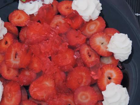 FRESAS CON GELATINA  Y NATA