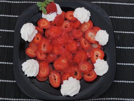 FRESAS CON GELATINA  Y NATA