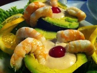 Aguacates rellenos de atún con salsa rosa y langostinos Aguacates rellenos de atún con salsa rosa y langostinos